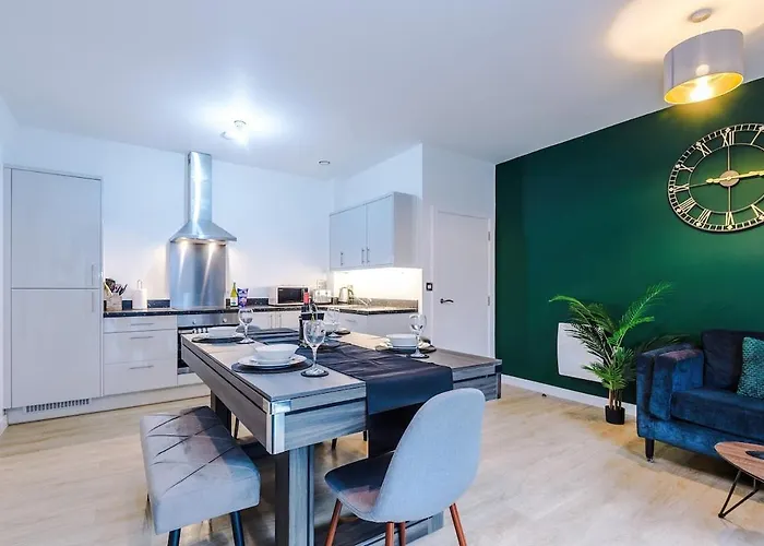 New, Luxe 2br, Manchester, Pool Table, Parking, Balcony, Ps4