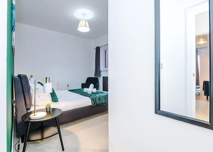 Apartment New, Luxe 2br, Manchester, Pool Table, Parking, Balcony, Ps4