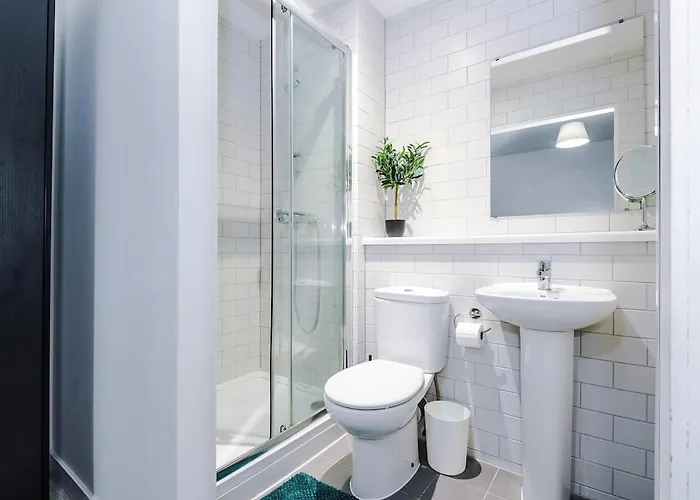 Apartment New, Luxe 2br, Manchester, Pool Table, Parking, Balcony, Ps4