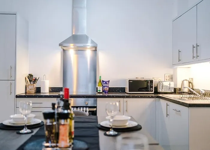 New, Luxe 2br, Manchester, Pool Table, Parking, Balcony, Ps4 Apartment