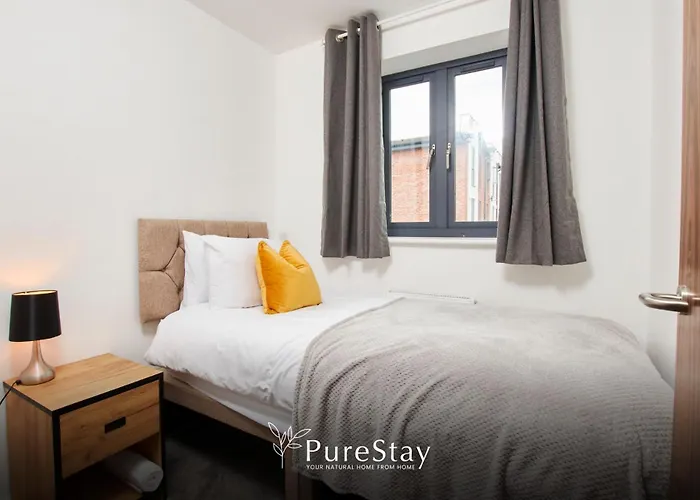 Stylish 5-bedroom Retreat Sleeps 9 By Purestay 펜션 *