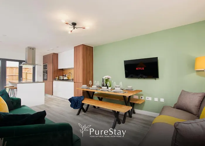 Stylish 5-bedroom Retreat Sleeps 9 By Purestay *