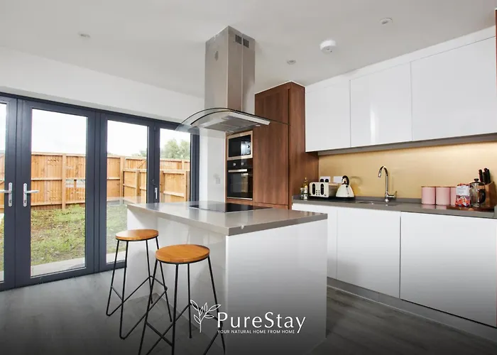 Stylish 5-bedroom Retreat Sleeps 9 By Purestay 펜션