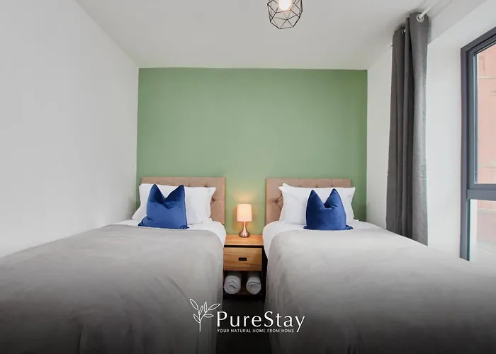 Stylish 5-bedroom Retreat Sleeps 9 By Purestay 펜션 *
