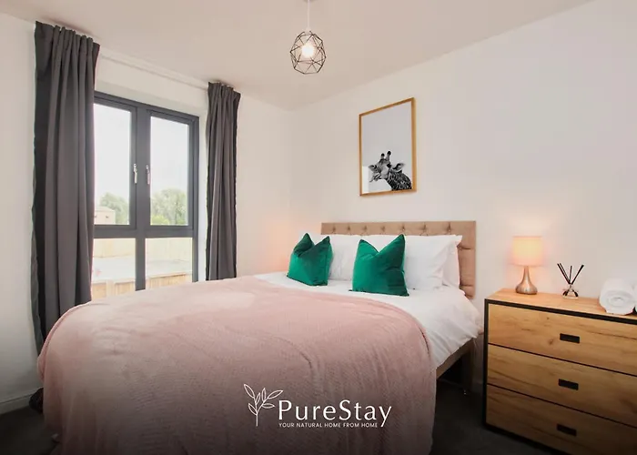Stylish 5-bedroom Retreat Sleeps 9 By Purestay *