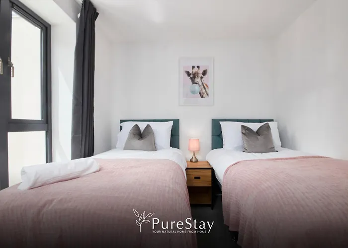Luxury 5-bedroom House Sleeps 9 With Private Garden By Purestay Manchester