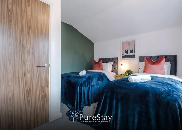 Luxury 5-bedroom House Sleeps 9 With Private Garden By Purestay