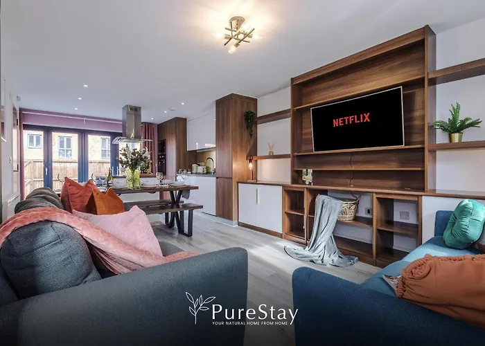 Spacious 5-bedroom Contractor House Sleeps 7 With Parking By Purestay *