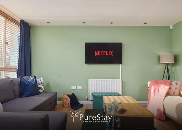 Dom wakacyjny Fabulous House - 5 Beds Sleeps 8 - Free Parking - By Purestay *