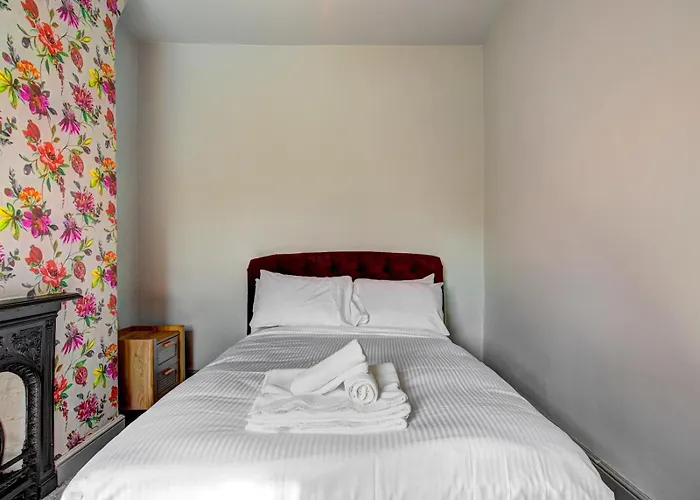 Stunning Garden By Levenshulme Station - Pass The Keys Manchester