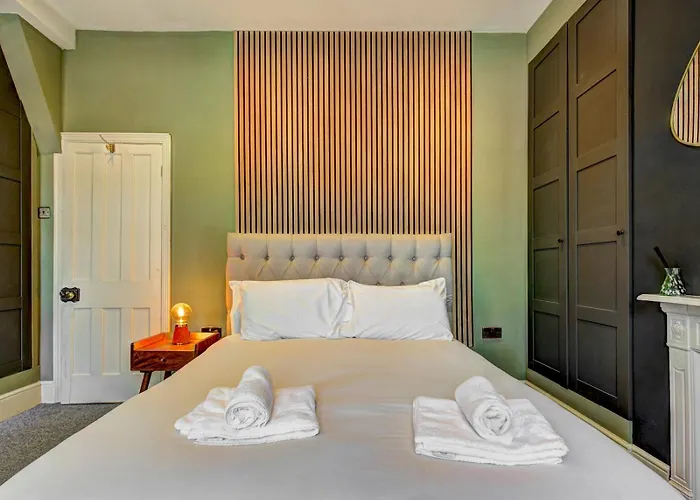 Stunning Garden By Levenshulme Station - Pass The Keys *