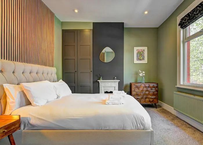 Stunning Garden By Levenshulme Station - Pass The Keys * Manchester