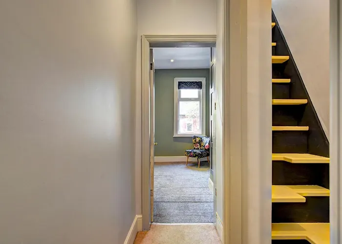 Stunning Garden By Levenshulme Station - Pass The Keys