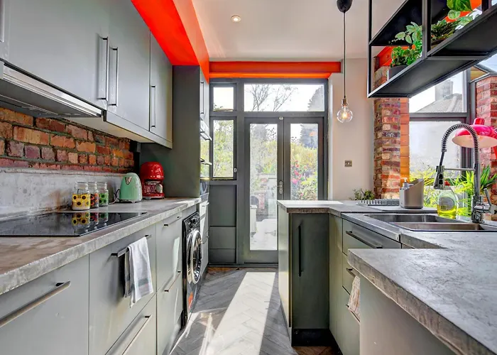 Holiday home Stunning Garden By Levenshulme Station - Pass The Keys Manchester