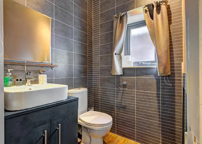 Stunning Garden By Levenshulme Station - Pass The Keys Holiday home *