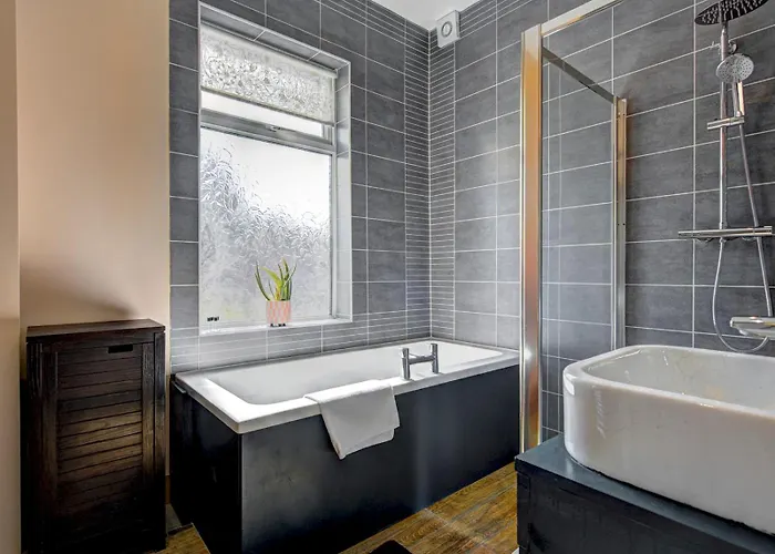 Stunning Garden By Levenshulme Station - Pass The Keys Holiday home Manchester