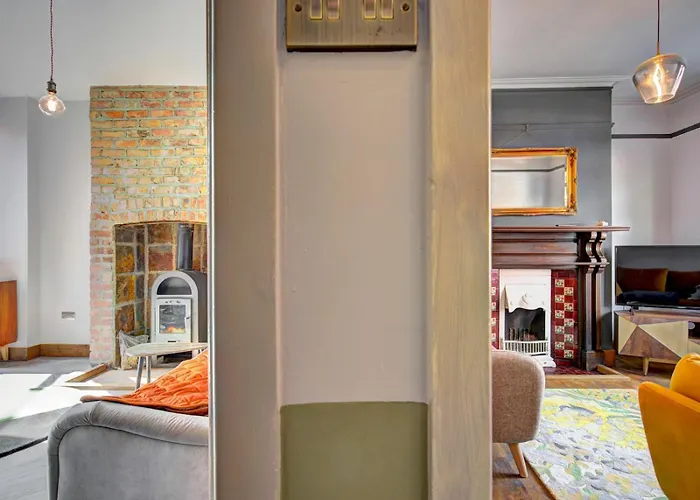 Stunning Garden By Levenshulme Station - Pass The Keys *