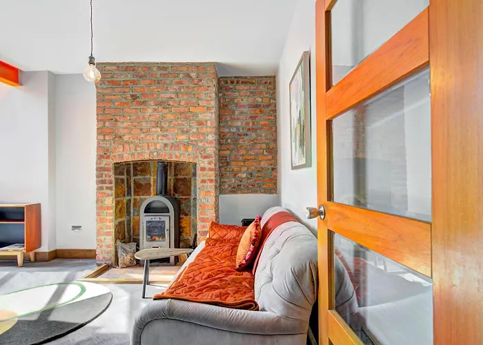 Stunning Garden By Levenshulme Station - Pass The Keys Holiday home *