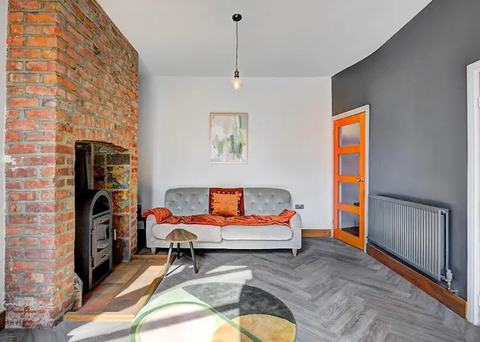 Holiday home Stunning Garden By Levenshulme Station - Pass The Keys *