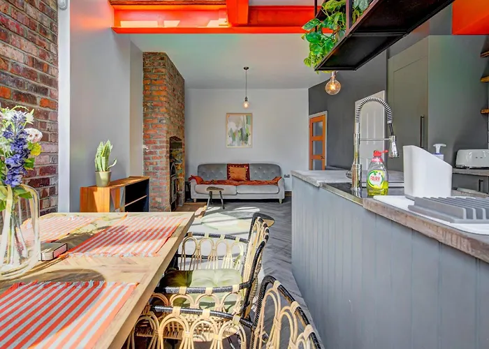 Stunning Garden By Levenshulme Station - Pass The Keys *