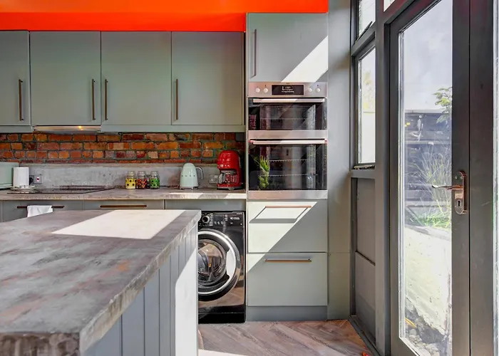 Holiday home Stunning Garden By Levenshulme Station - Pass The Keys *