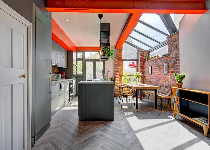 Stunning Garden By Levenshulme Station - Pass The Keys *