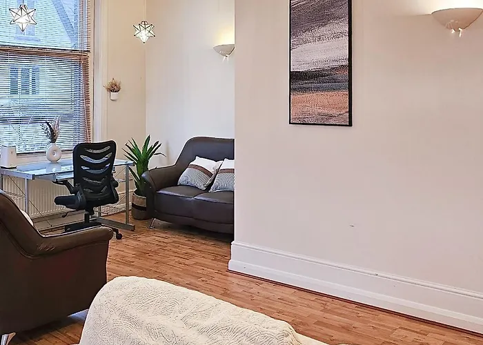 아파트 Whalley Range Hideaway 7mins To With Parking 맨체스터