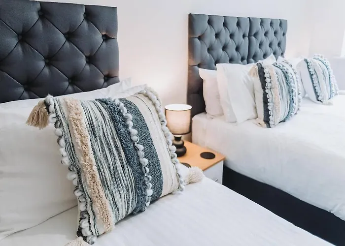 Near Centre Ideal Sport Or Gigs Sleeps 6 People *