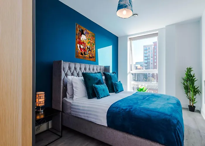 Lux Livin' - Luxury 5 Bed Centre