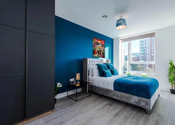 Lux Livin' - Luxury 5 Bed Centre