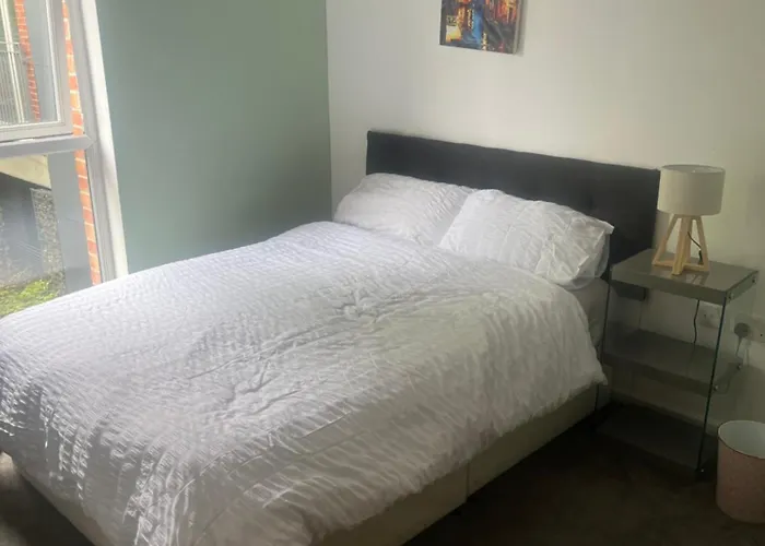 Cozy 2 Bed With Balcony Etihad Views, Steps From Coop Live Apartament Manchester
