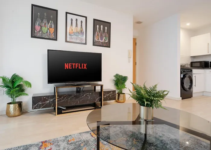 Lux Livin' - Luxury 2 Bed Centre Free Parking Apartment *