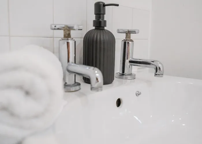 Lux Livin' - Luxury 2 Bed Centre Free Parking Apartament *