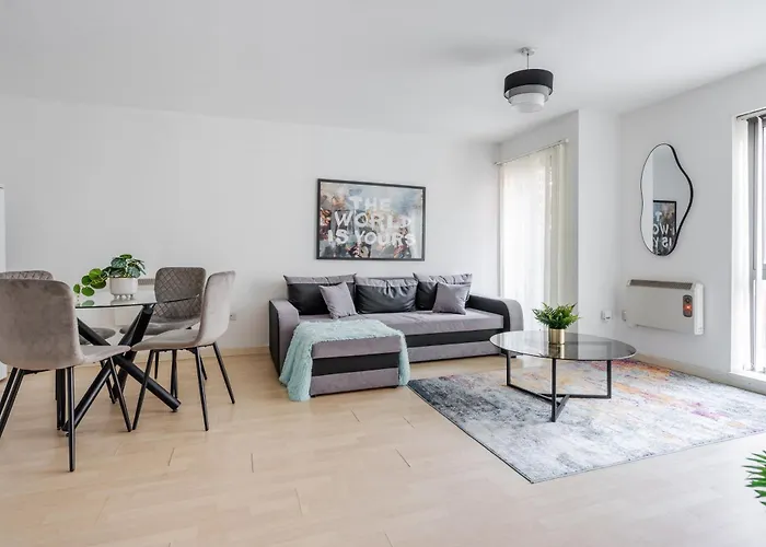 Lux Livin' - Luxury 2 Bed Centre Free Parking Apartment *