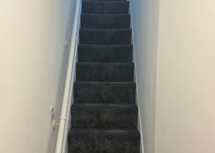 1 Bedroom Flat - Airport - 7 Mins To Man - Staycations & Business Stays! Apartment