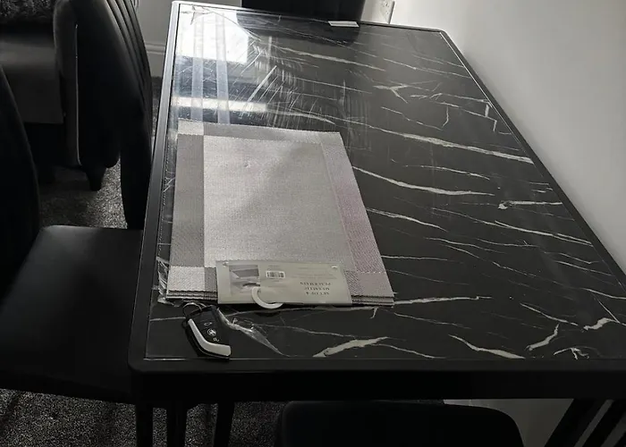 1 Bedroom Flat - Airport - 7 Mins To Man - Staycations & Business Stays! *