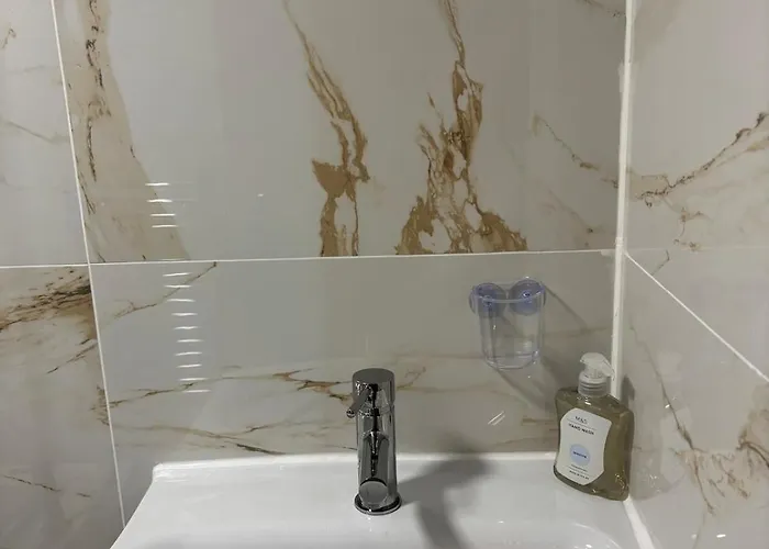 1 Bedroom Flat - Airport - 7 Mins To Man - Staycations & Business Stays! Apartment *