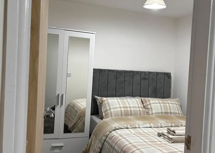 Apartament 1 Bedroom Flat - Airport - 7 Mins To Man - Staycations & Business Stays! *