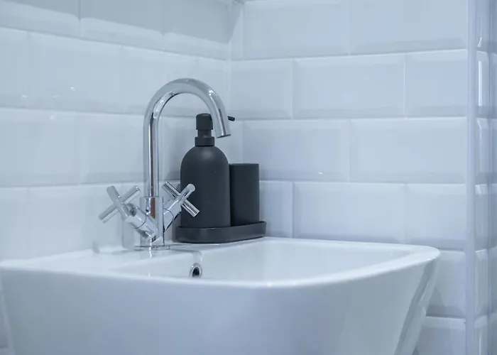 Hive Near Etihad Coop Live 아파트 *