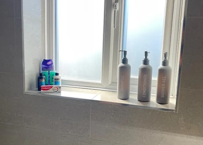 Spacious 3 Bed With Driveway * 맨체스터