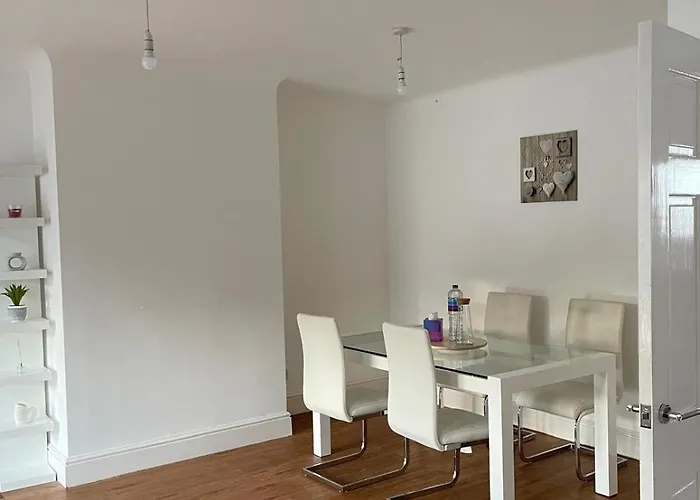 Tatil Evi Spacious 3 Bed With Driveway