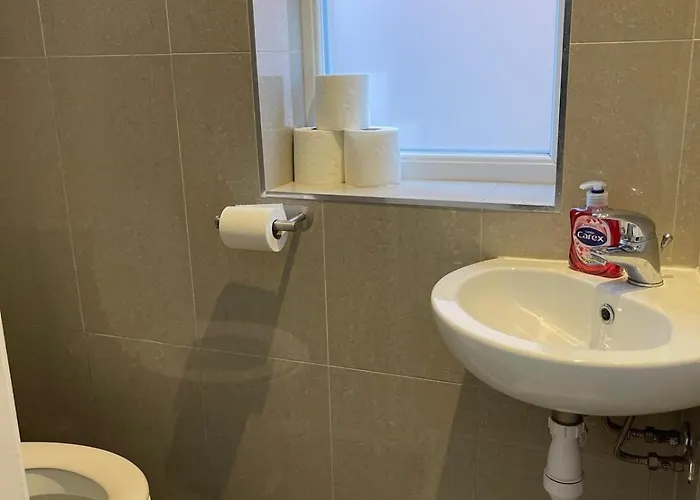 Spacious 3 Bed With Driveway 펜션