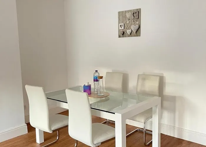 펜션 Spacious 3 Bed With Driveway *