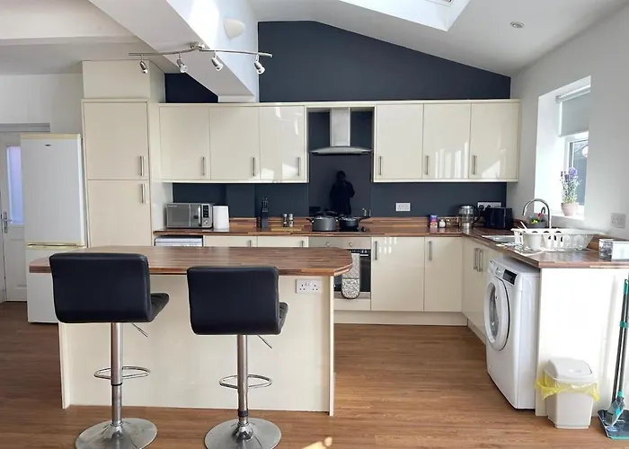 Spacious 3 Bed With Driveway *