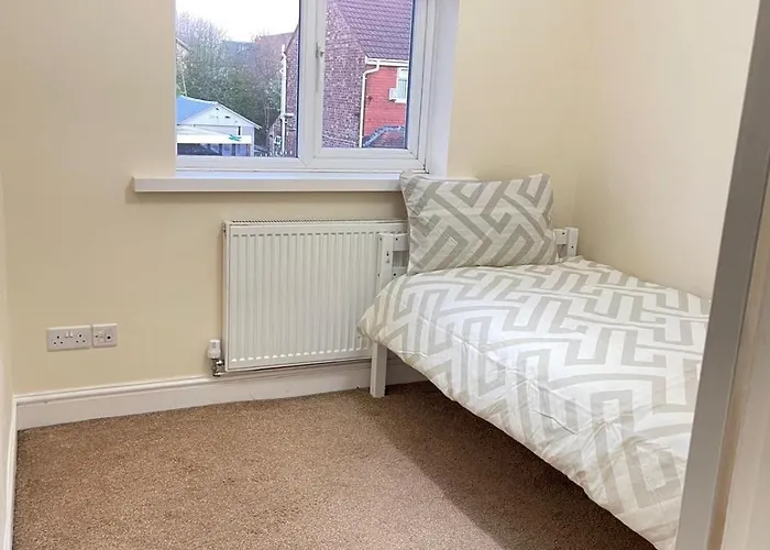 Spacious 3 Bed With Driveway *