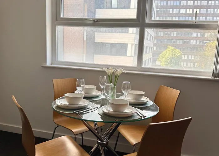 Chic Trafford Apartment, Private Underground Parking, Fast Wi-fi, Self Check-in Anytime, 5 Mins To Old Trafford Stadium Apartament