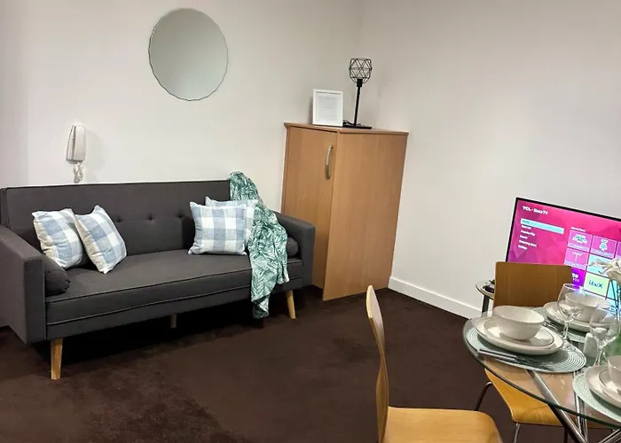 Chic Trafford Apartment, Private Underground Parking, Fast Wi-fi, Self Check-in Anytime, 5 Mins To Old Trafford Stadium Apartament Manchester