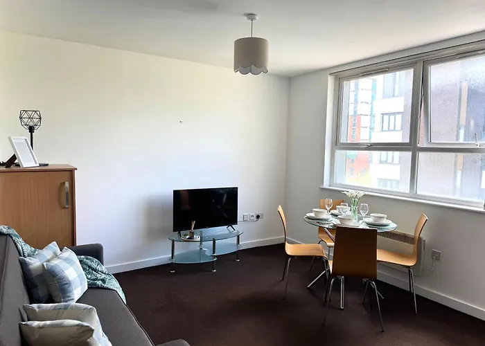 Chic Trafford Apartment, Private Underground Parking, Fast Wi-fi, Self Check-in Anytime, 5 Mins To Old Trafford Stadium דירה *