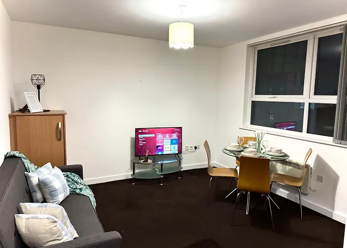 Chic Trafford Apartment, Private Underground Parking, Fast Wi-fi, Self Check-in Anytime, 5 Mins To Old Trafford Stadium *