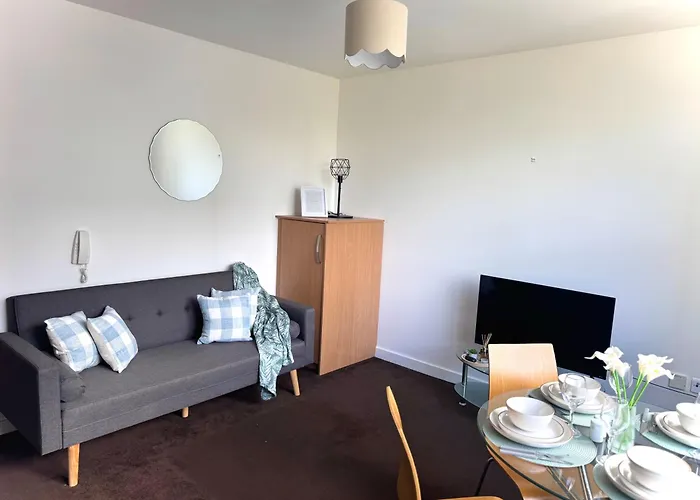 Chic Trafford Apartment, Private Underground Parking, Fast Wi-fi, Self Check-in Anytime, 5 Mins To Old Trafford Stadium * Mánchester